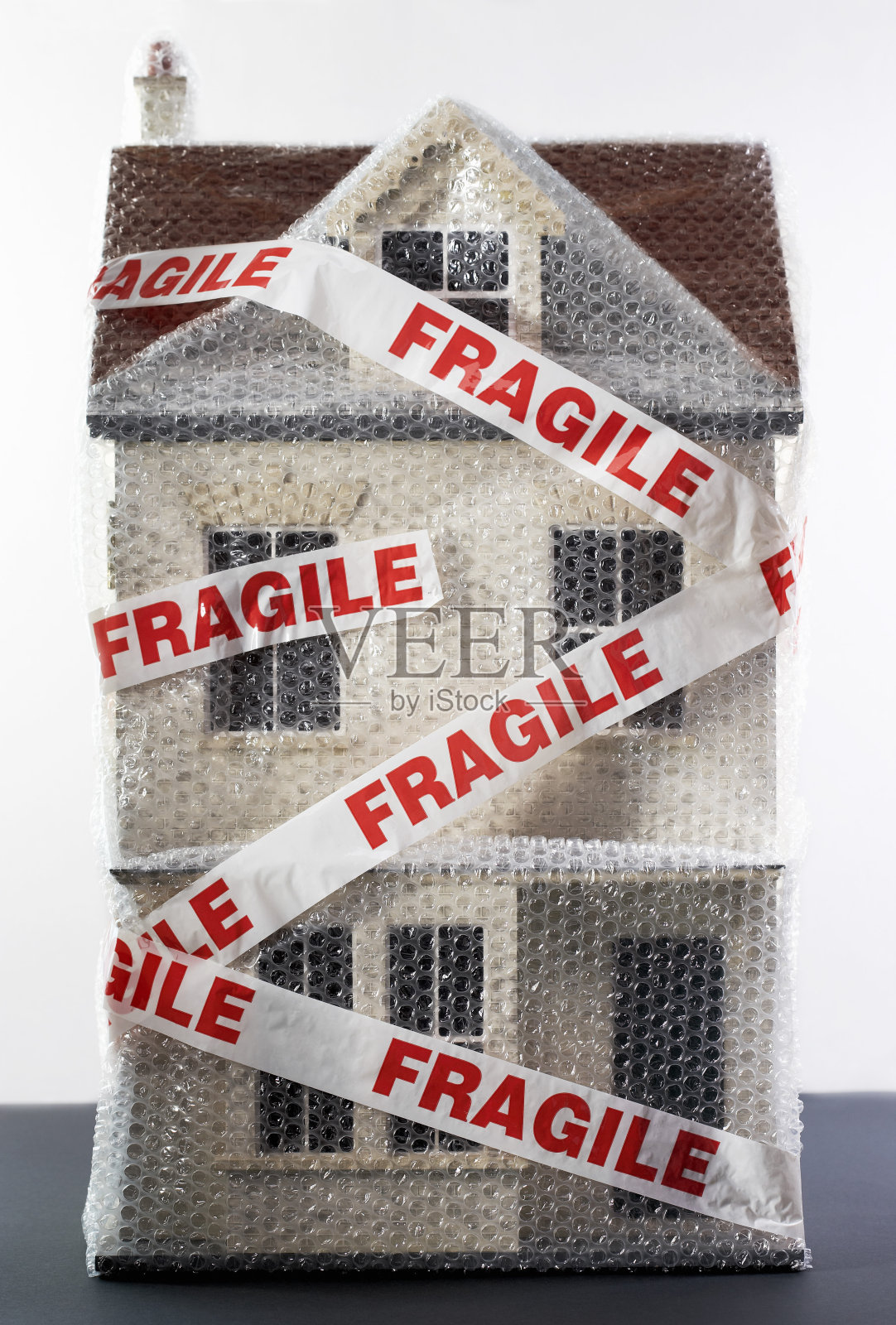 用气泡膜和胶带包裹的房屋模型照片摄影图片