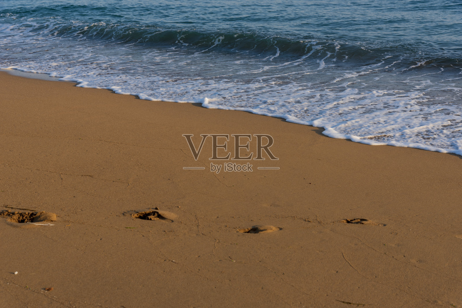 安塔利亚海滩蔚蓝的大海,白色的海浪和干净的沙滩照片摄影图片