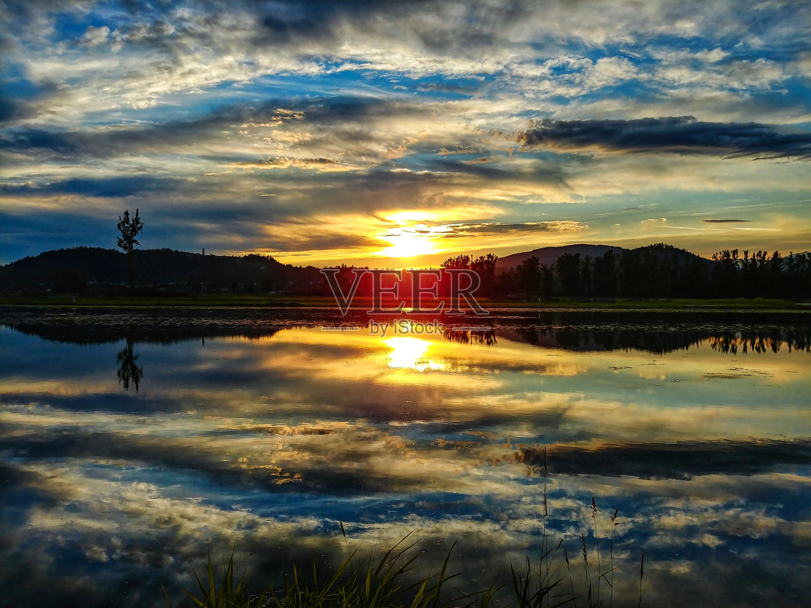 日落在湖照片摄影图片