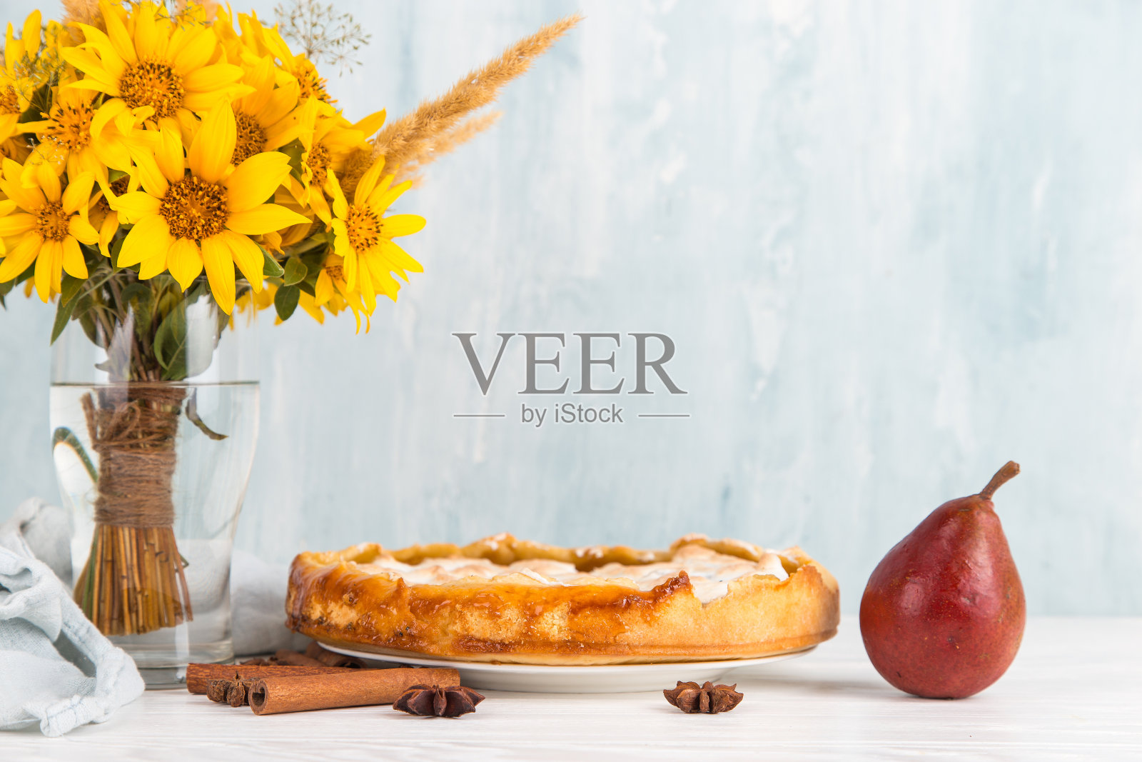 美味的梨派,自制的肉桂和鲜花糕点,甜蜜的早餐甜点。副本的空间。照片摄影图片