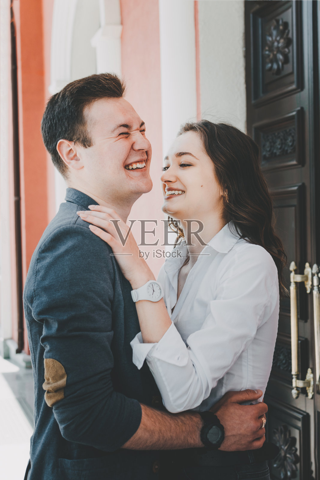 情侣约会享受拥抱城市城市概念。情人节庆祝活动。年轻美丽的情侣在户外约会,微笑着照片摄影图片