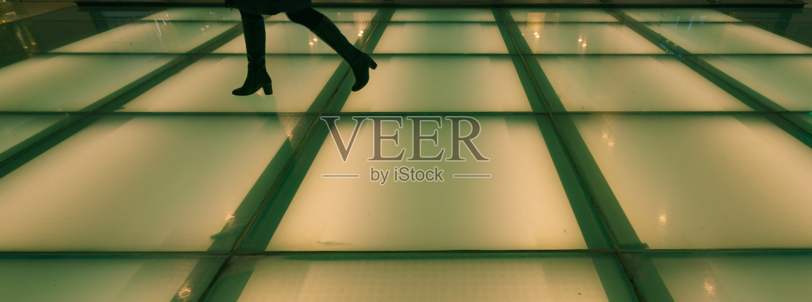 购物中心里漂亮的人脚照片摄影图片