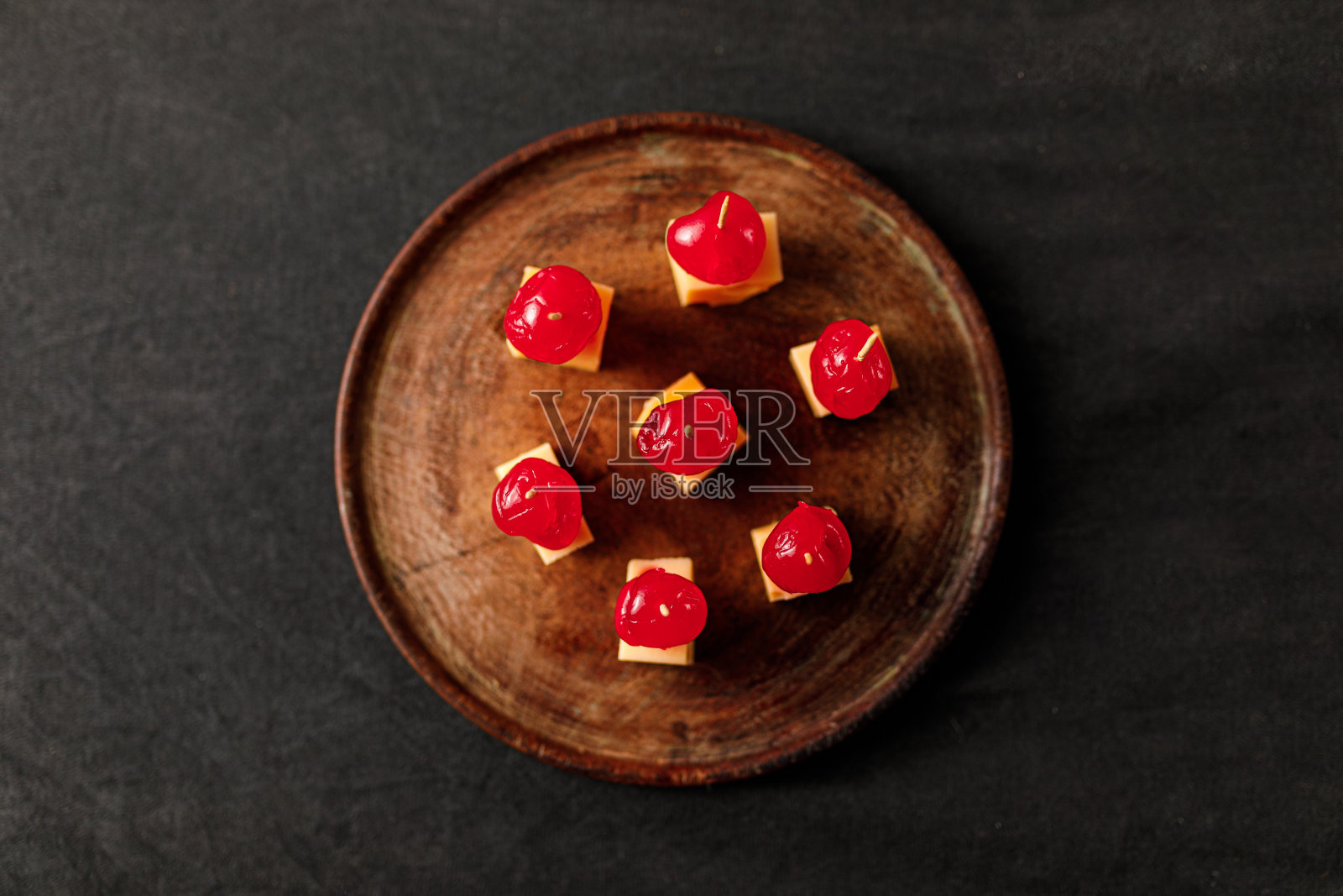 在木板上的奶酪和水果葡萄干的点心的特写镜头照片摄影图片