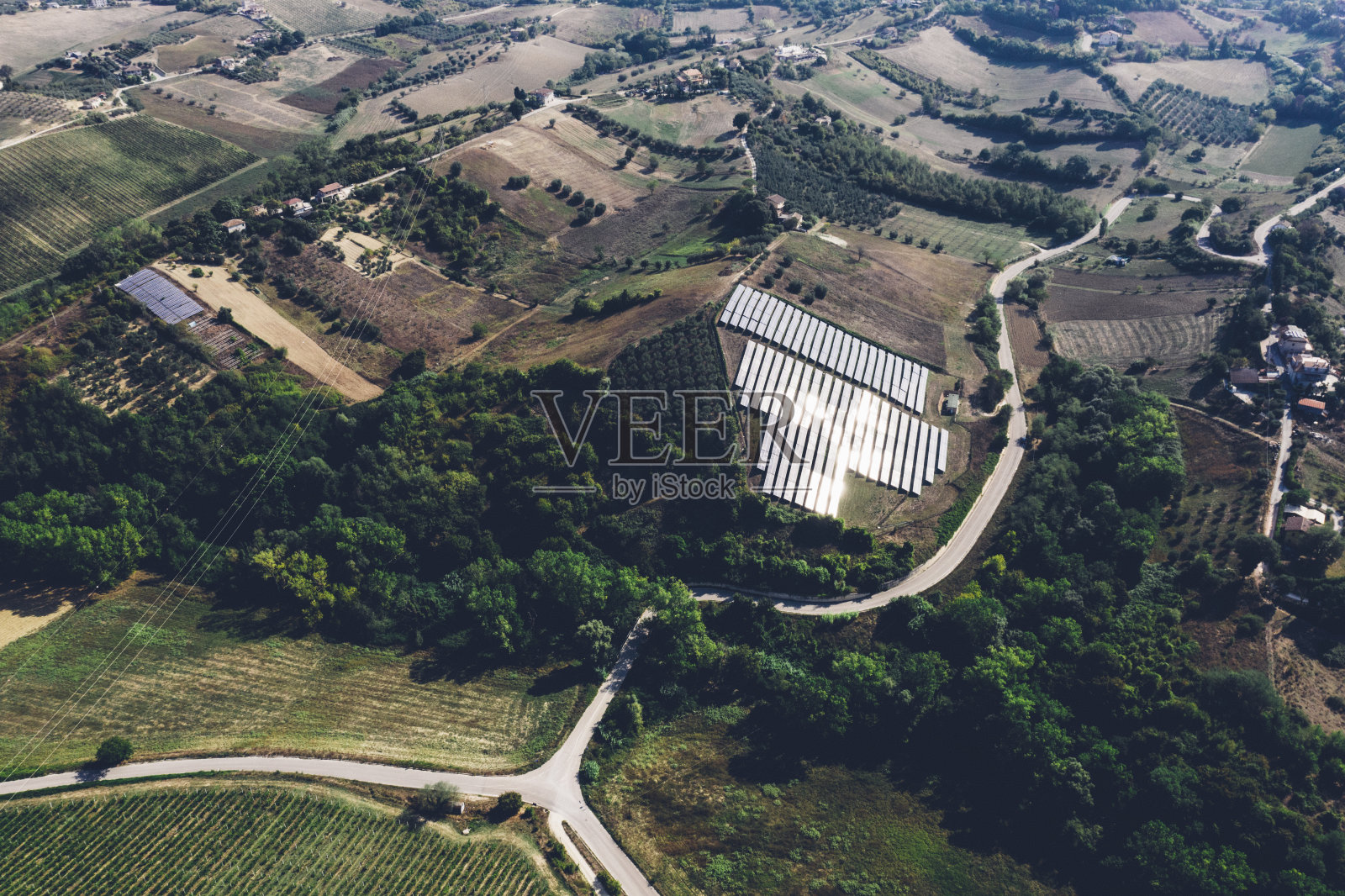 绿色山丘上的新太阳能电池板照片摄影图片