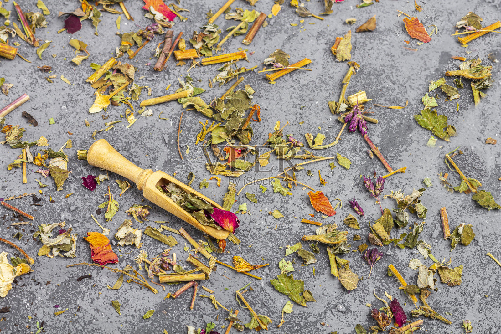 各种不同等级的干茶木勺和两杯绿茶。有机草药,绿茶和红茶与干花瓣茶道。平铺,复制空间的文本照片摄影图片