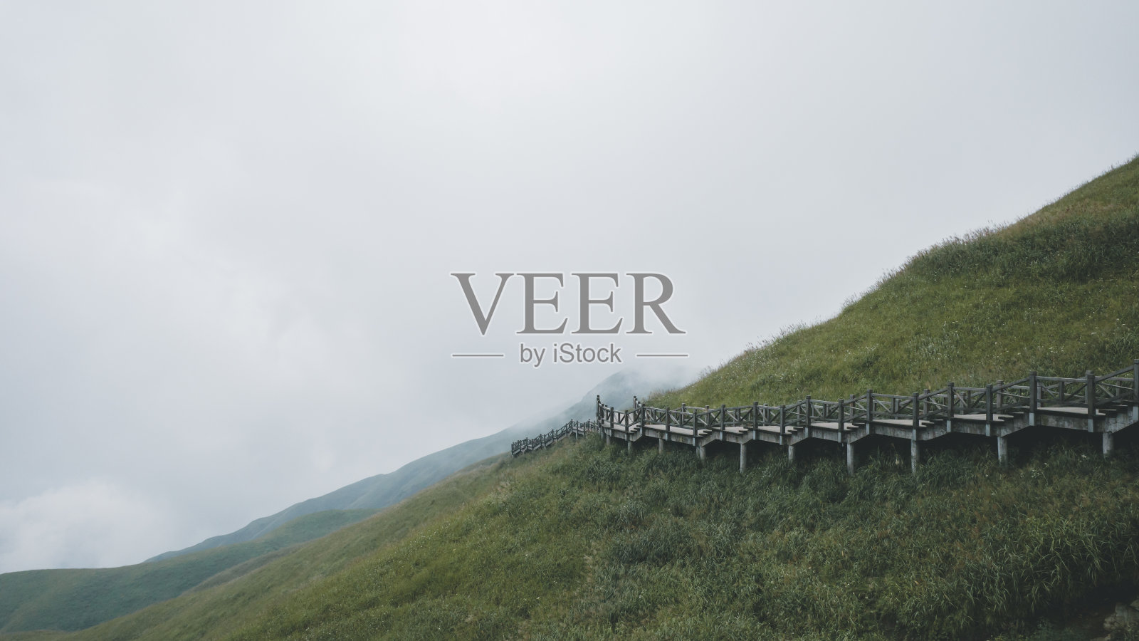 中国江西武功山上的一条木制步道照片摄影图片