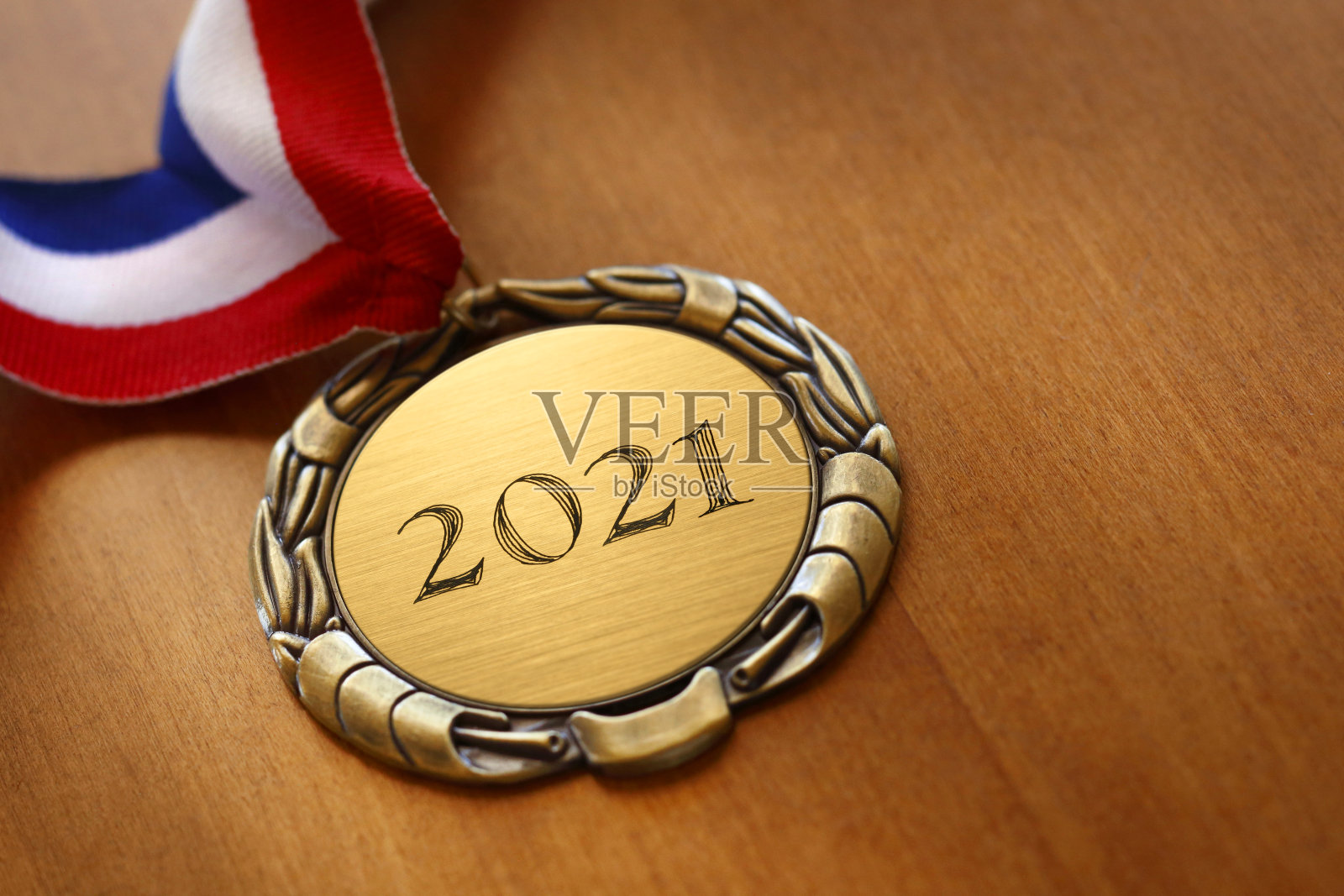 木质表面刻有2021年的金牌照片摄影图片