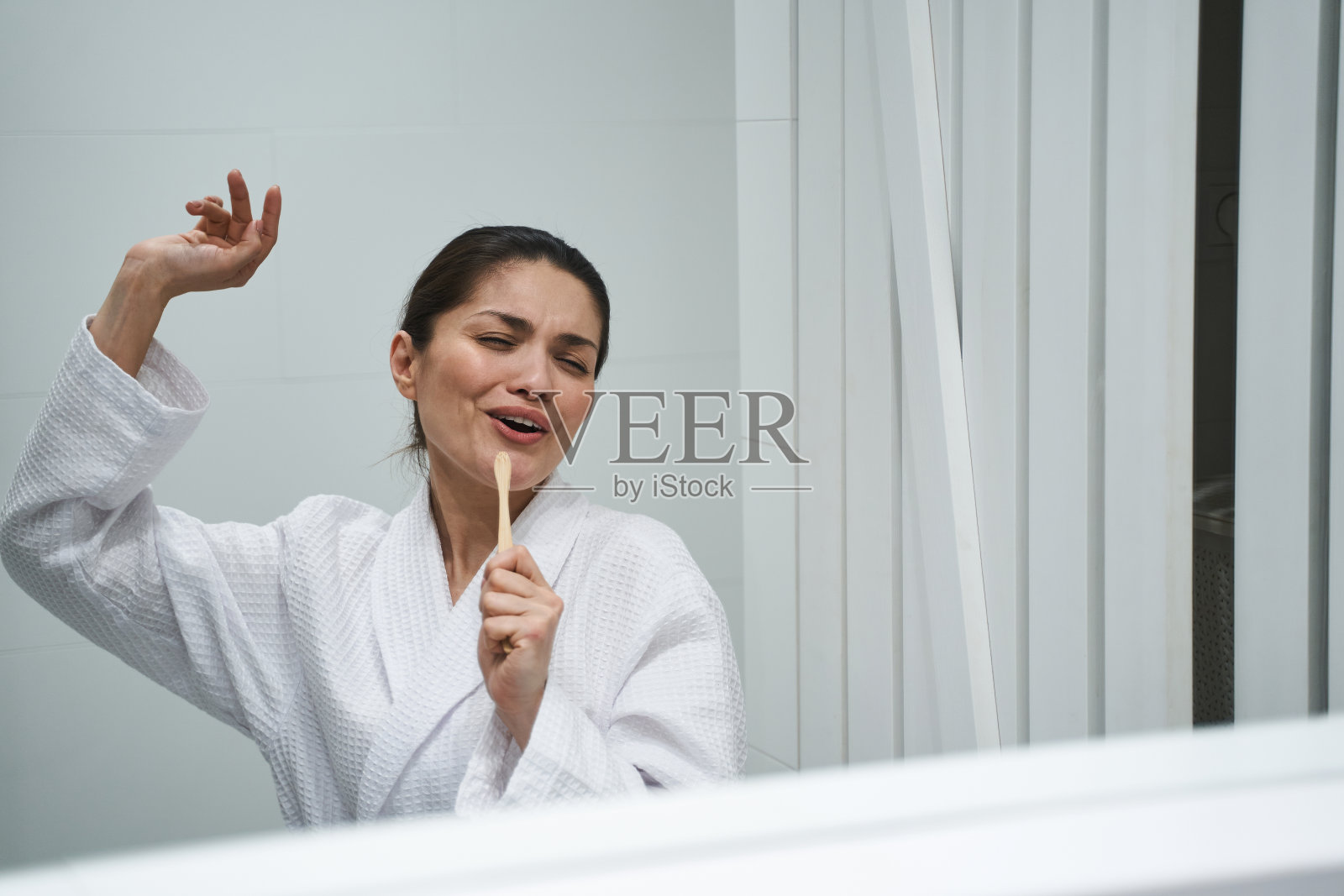 在牙齿清洁过程中享受美好时光的女人照片摄影图片