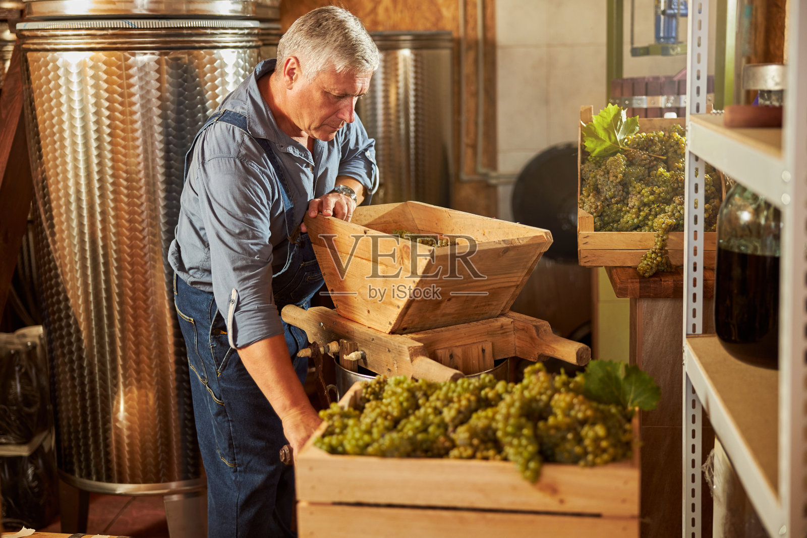 老酿酒师正忙着酿酒厂照片摄影图片