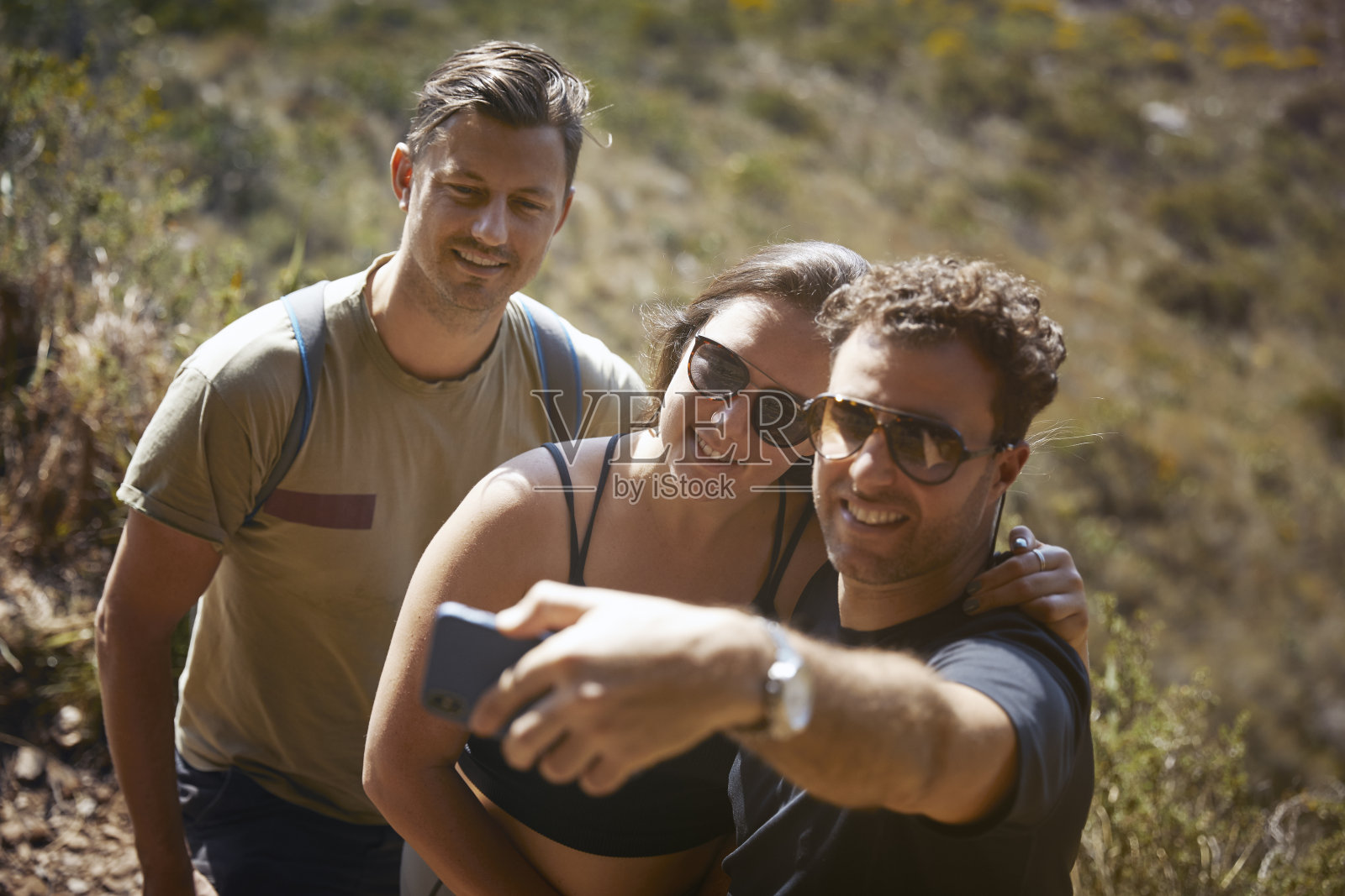 三个朋友在徒步旅行中自拍照片摄影图片