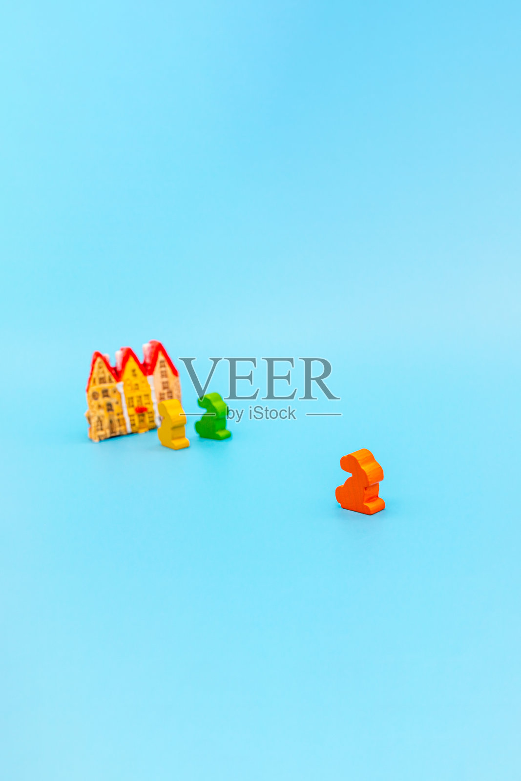 一个成年的孩子离开了父母的家,离开了成长的概念,找到了自己的人生道路照片摄影图片