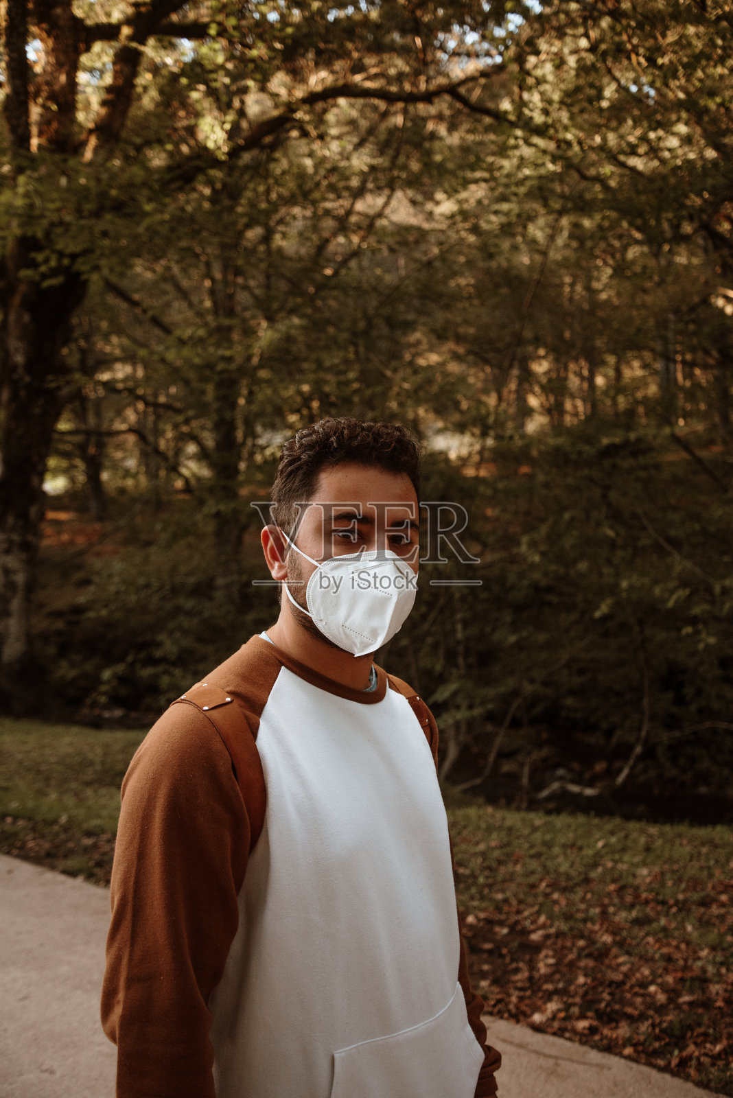 戴着防护面罩的年轻人照片摄影图片