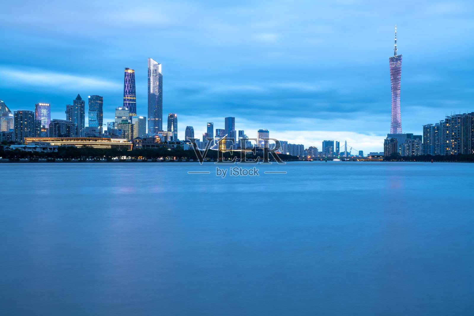 广州天际线上乌云密布照片摄影图片