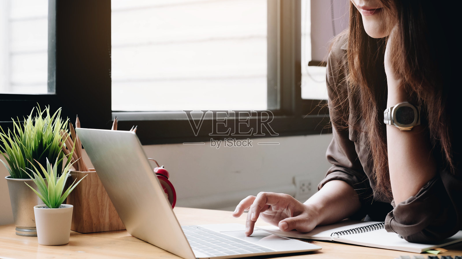 商务女性使用笔记本电脑和计算器做数学财务在办公室和商务工作背景,税务,会计,统计和分析研究的概念照片摄影图片