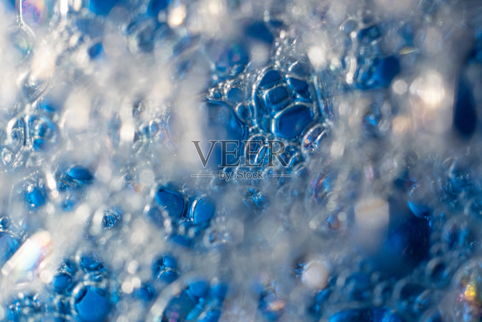 肥皂在水中起泡照片摄影图片