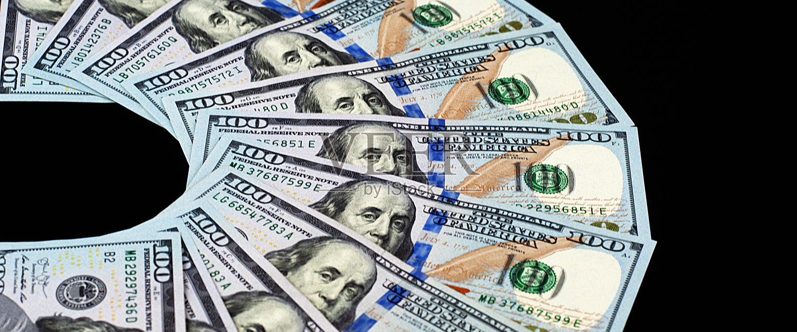 美元在黑色背景上呈扇形散开的特写。在整个图像表面上有很多账单照片摄影图片