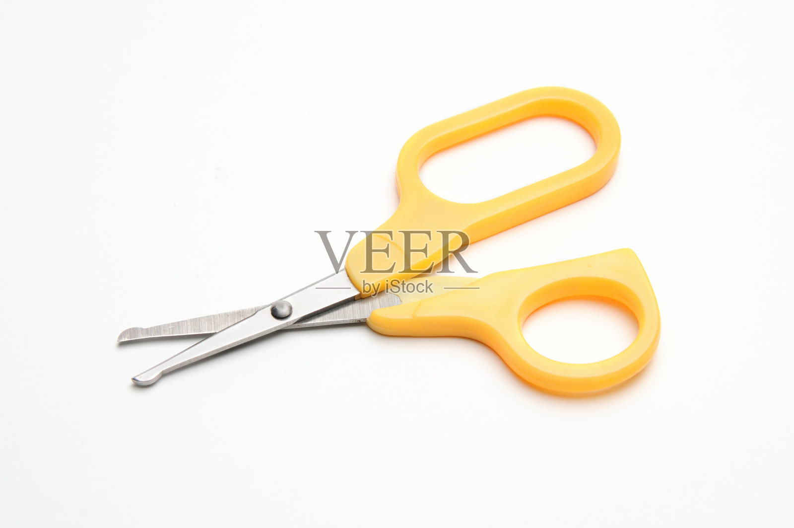 白色背景上的黄色婴儿剪刀照片摄影图片