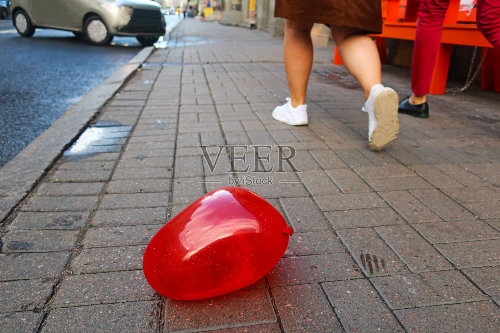 红色的气球躺在人行道上照片摄影图片