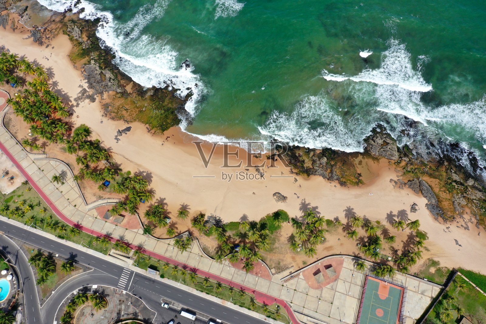 鸟瞰图的海岸海滩在巴西东北部。萨尔瓦多,巴伊亚,巴西伟大的风景。热带风景。天堂的海滩。风景优美的风景。旅游景区。户外的风景。海滩上著名的灯塔。美海岸海滩。伟大的海岸城市。照片摄影图片