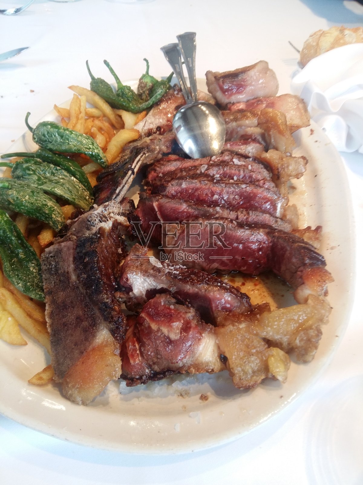 餐馆里的西班牙菜照片摄影图片