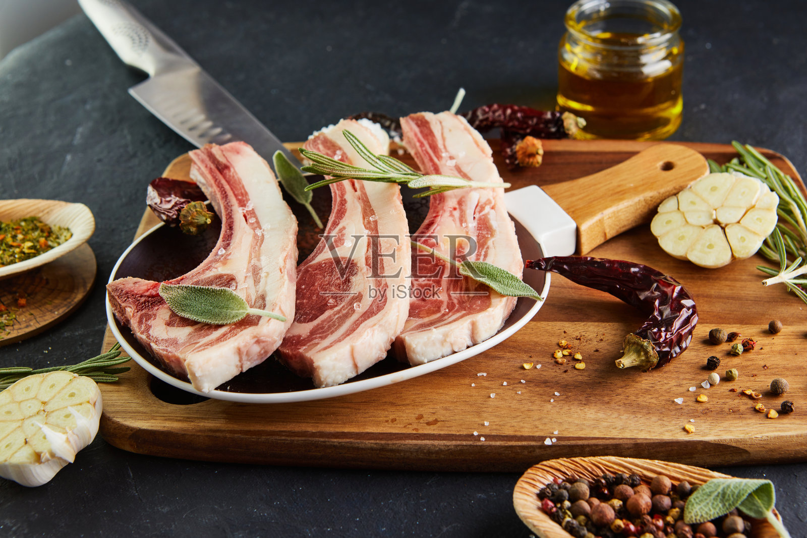 烹饪用生羊排配料:盐、胡椒、橄榄油和香草照片摄影图片