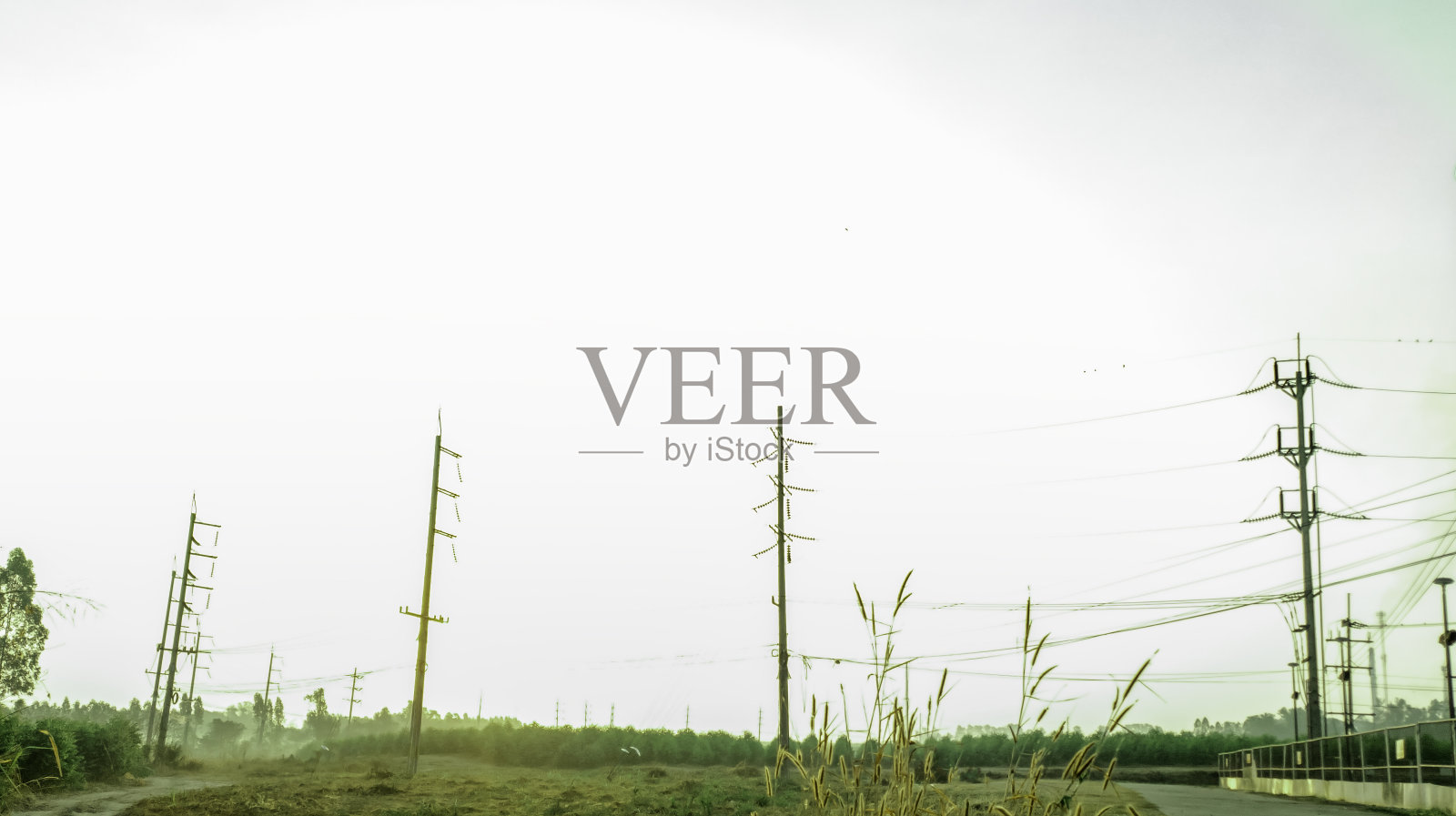 通往农村地区的输电线路照片摄影图片