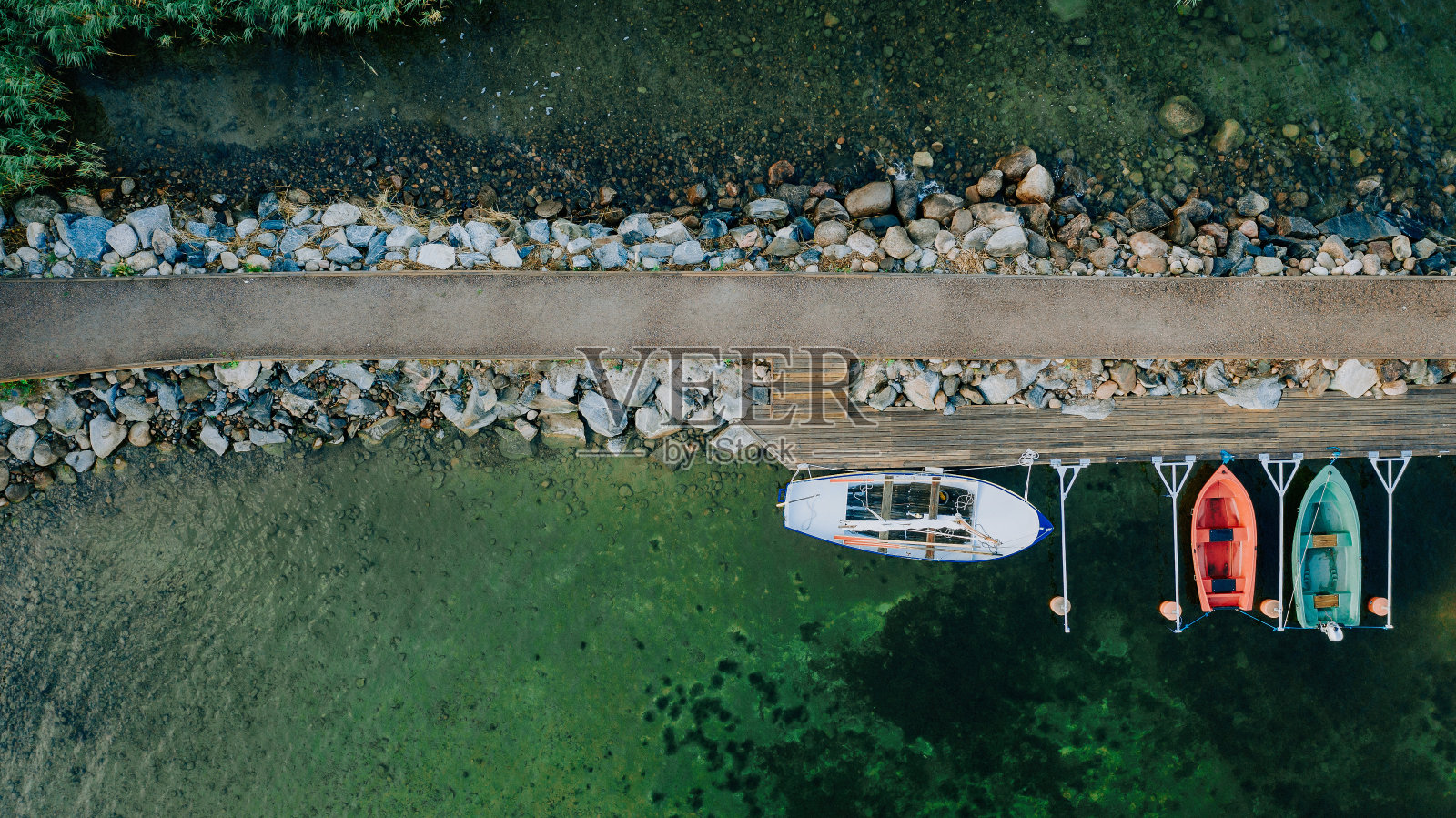 湖边的船只航拍图像自然风光照片摄影图片