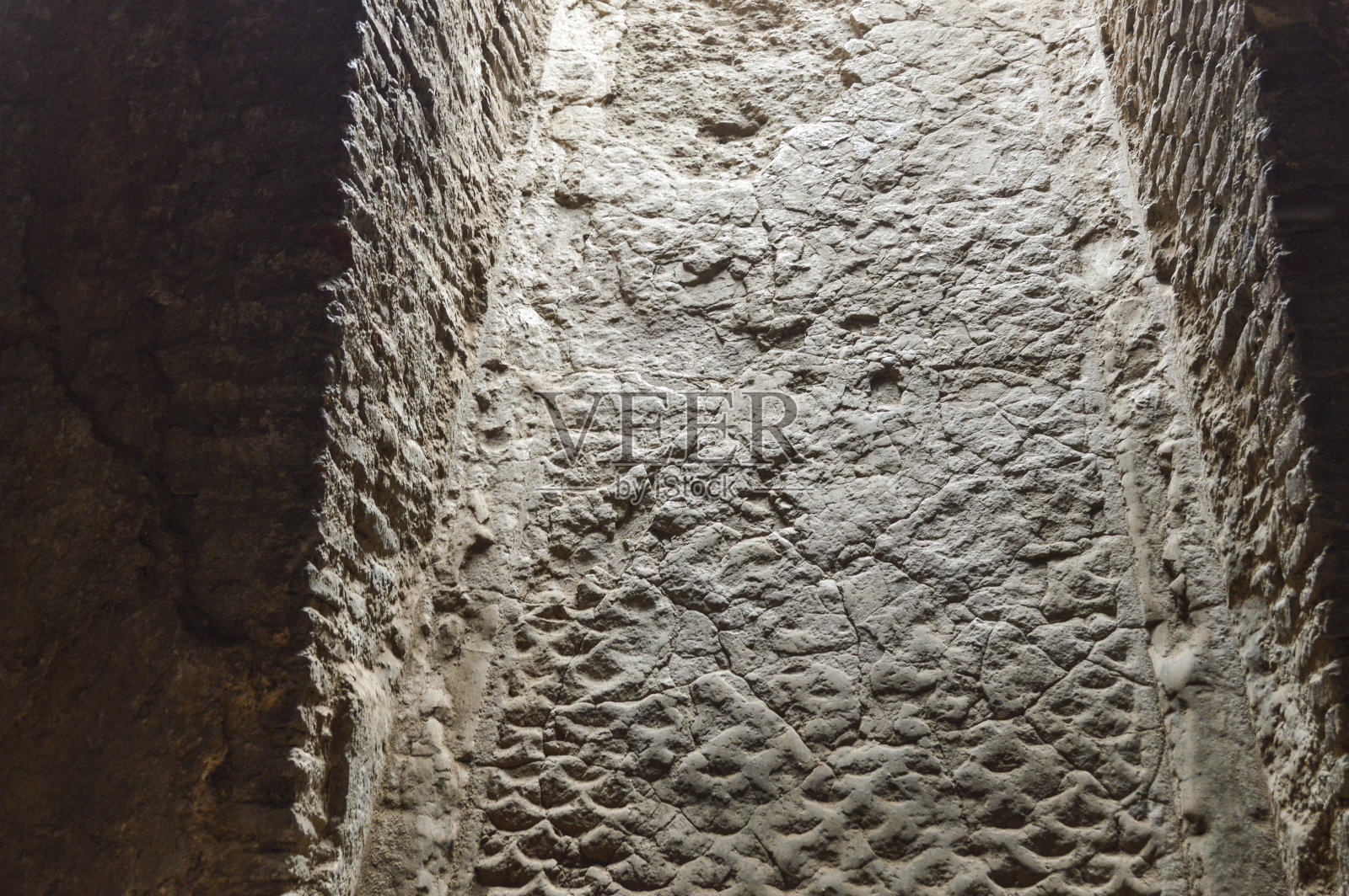 从里面可以看到古老堡垒的小墓建筑。照片摄影图片