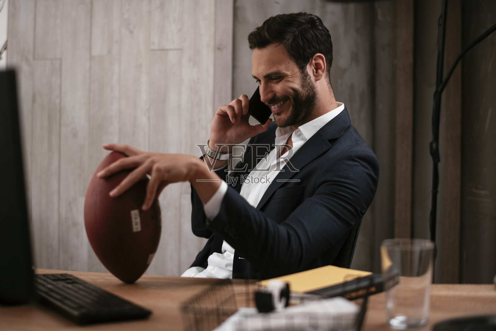 穿着西装的英俊商人在打电话。照片摄影图片