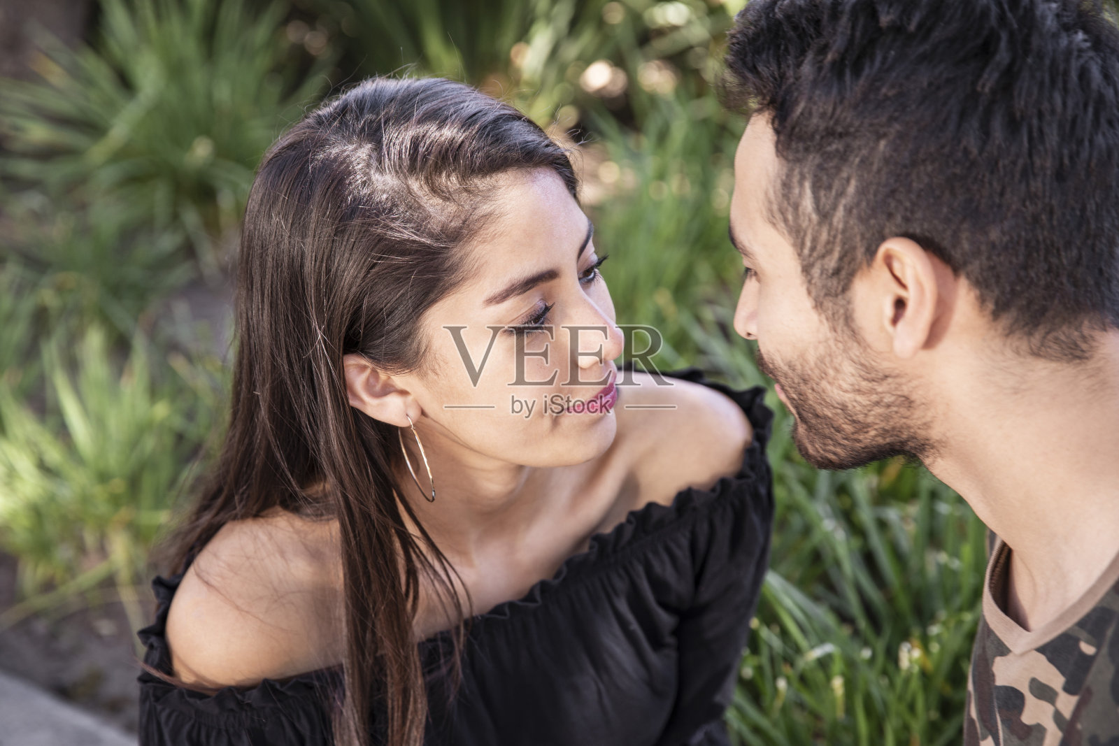 幸福的年轻情侣在户外表达彼此的爱。照片摄影图片