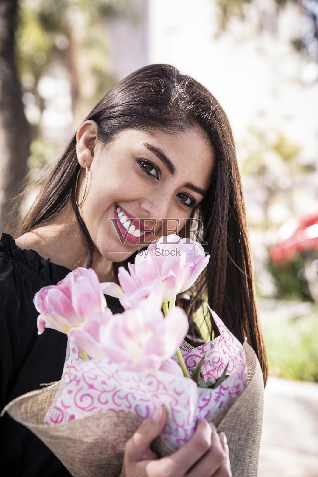 美丽的年轻女子在户外穿着时尚照片摄影图片