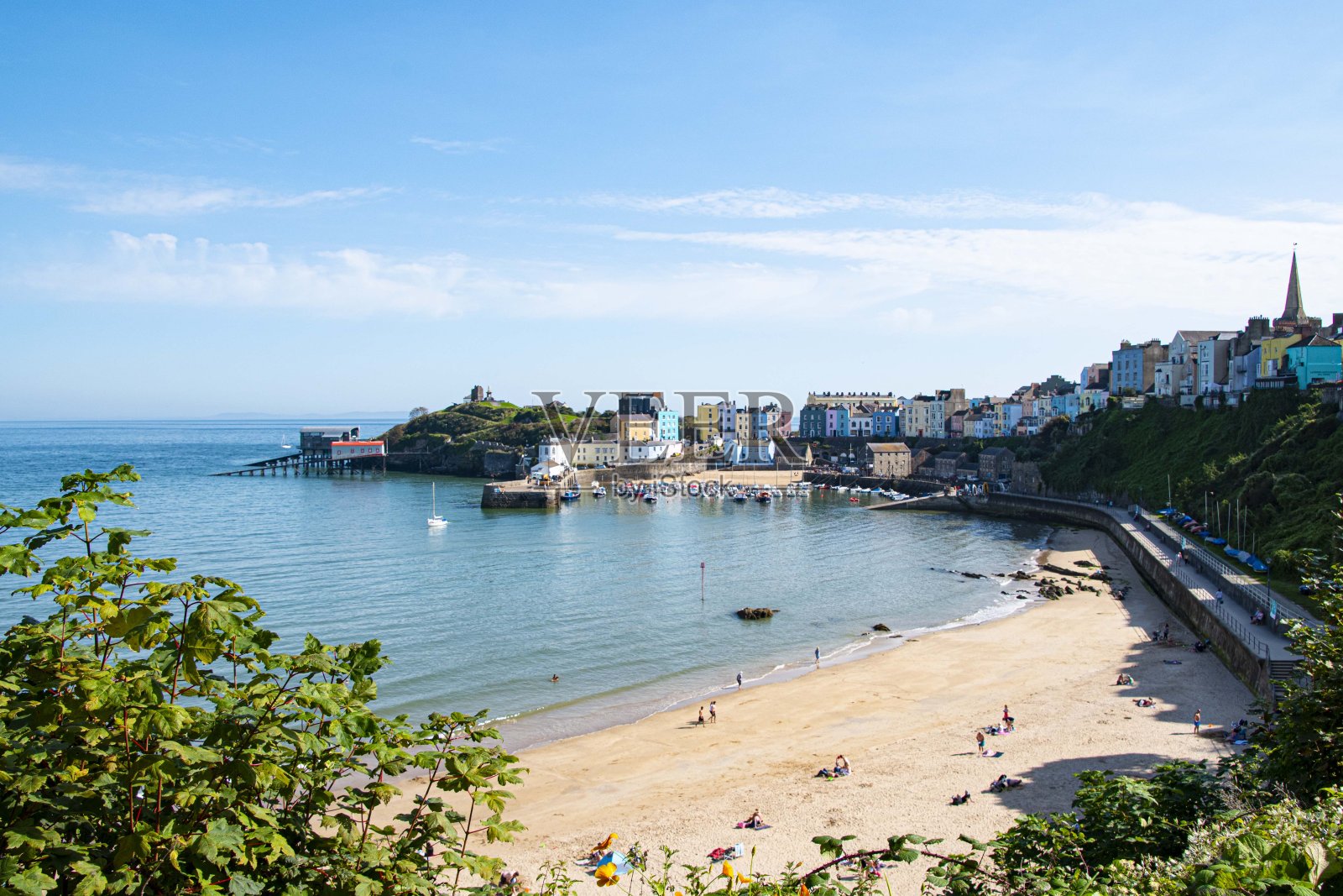 坦比北部沙滩,中间有Goskar岩石的尖顶。腾比港口照片摄影图片