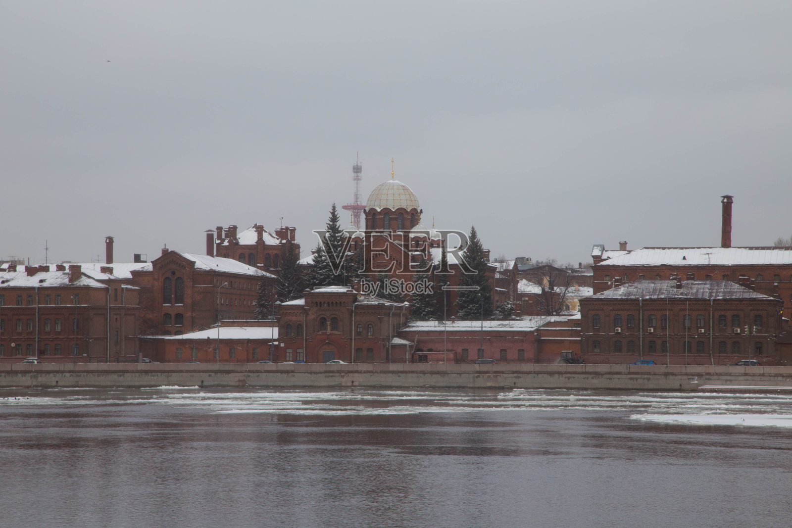 堤岸上的旧监狱。照片摄影图片