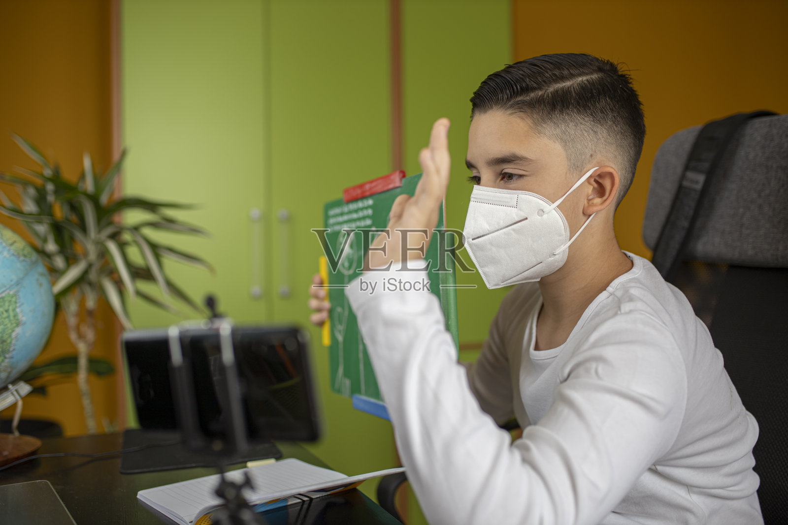 为一个小男孩提供在线课程和家庭教育照片摄影图片