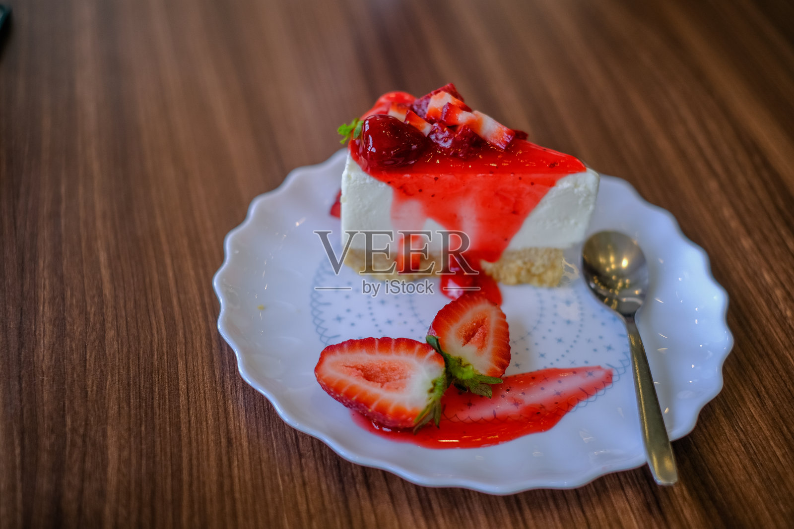 芝士蛋糕配新鲜草莓在餐厅或咖啡馆供应。夏天的蛋糕。照片摄影图片