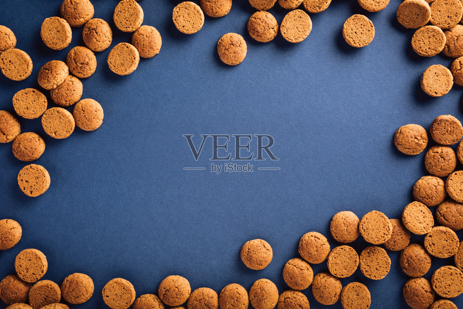 荷兰节日背景的kruidnoten饼干和传统的荷兰糖果。概念为儿童派对圣尼古拉斯日12月5日与拷贝空间。顶视图,开销。照片摄影图片