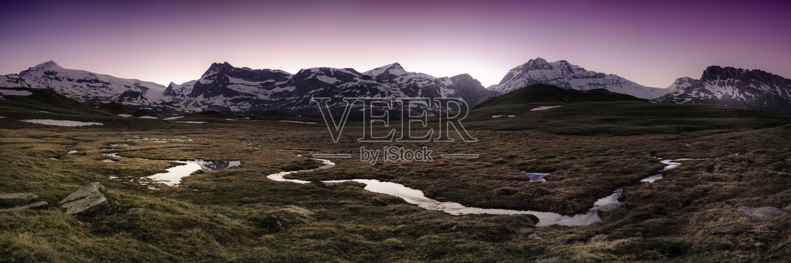 秋天,法国阿尔卑斯山脉被白雪覆盖照片摄影图片