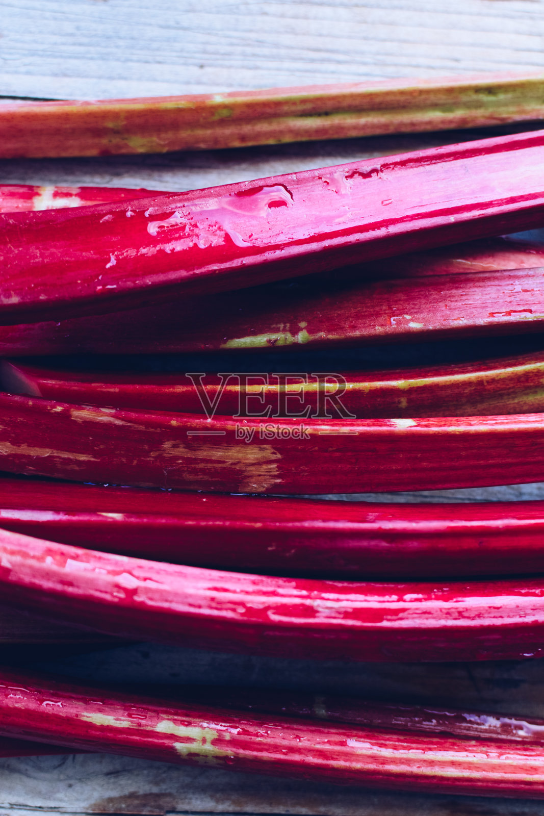 新鲜采摘的有机大黄梗照片摄影图片