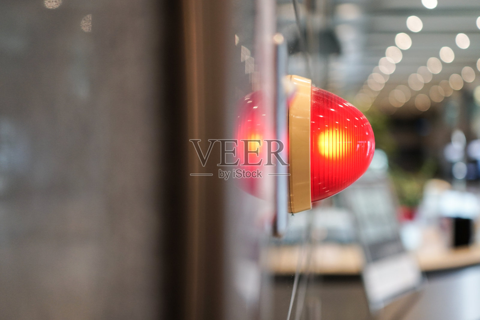 避免火灾的警铃和警告灯。在公共场所。物体在中间。照片摄影图片