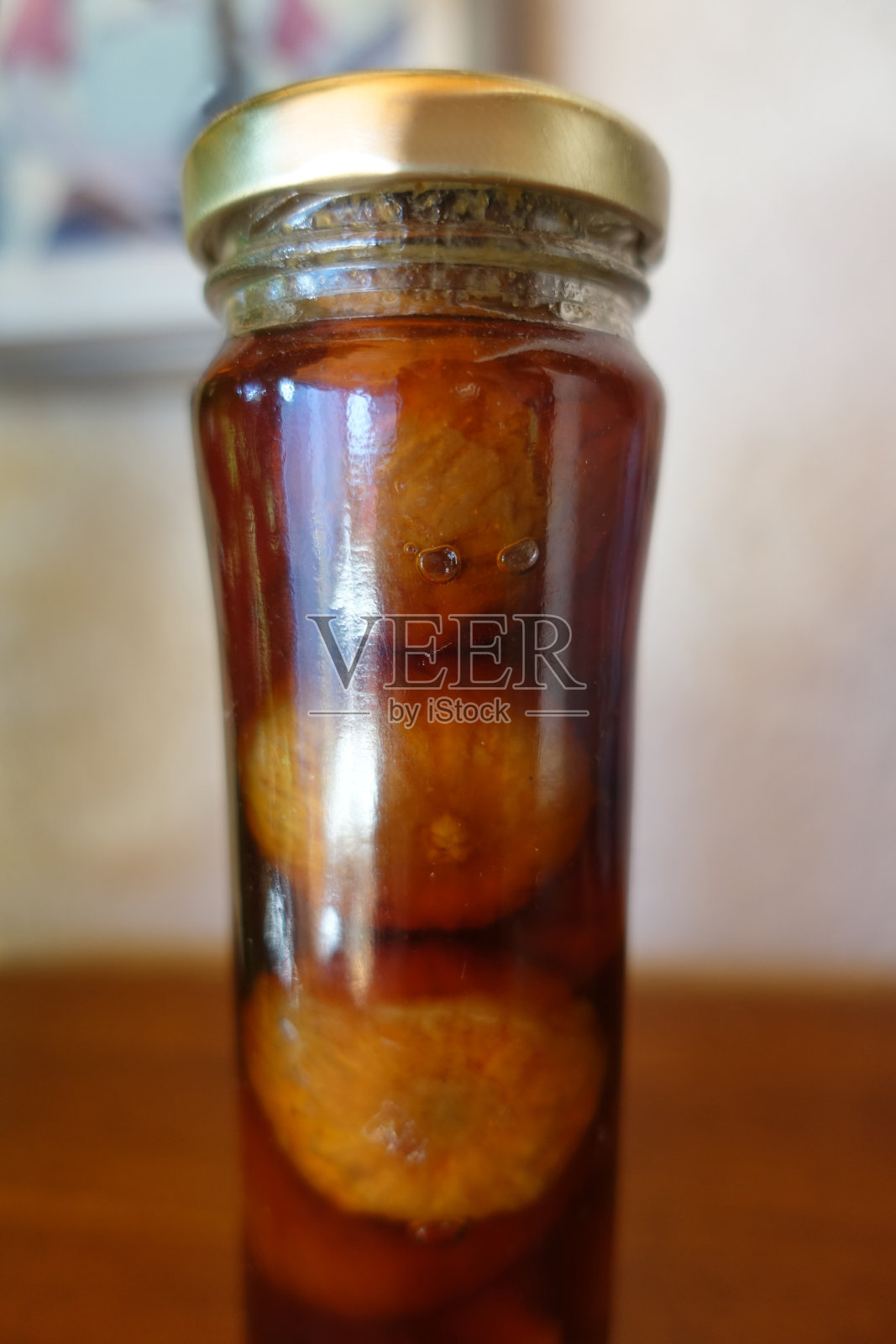 装在玻璃罐里的蜜饯无花果照片摄影图片