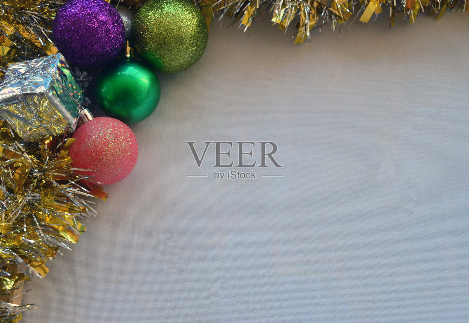 圣诞节的心情。圣诞树的装饰品,彩色玻璃球和雨水。新年快乐照片摄影图片