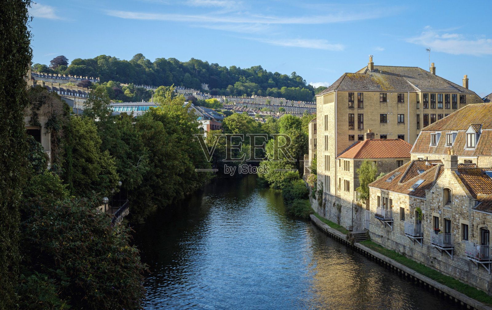 英国浴池中一座桥上的老房子照片摄影图片