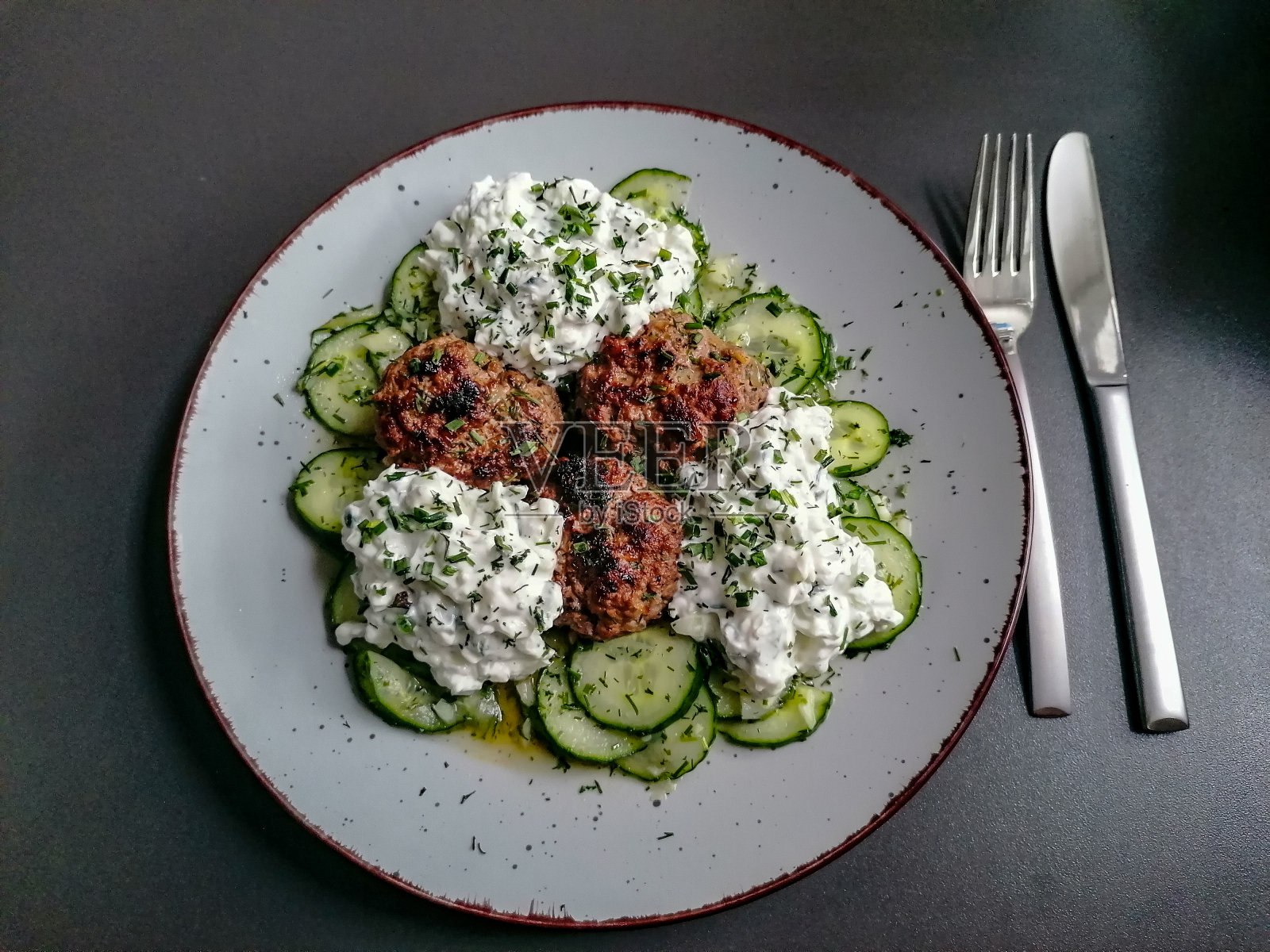 装上美味的自制食物的盘子照片摄影图片