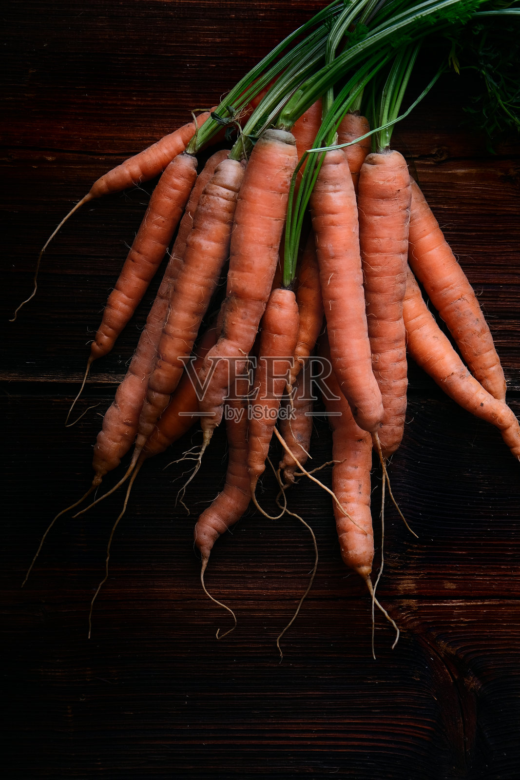 新鲜胡萝卜串在木头背景/饮食概念/健康的食物照片摄影图片