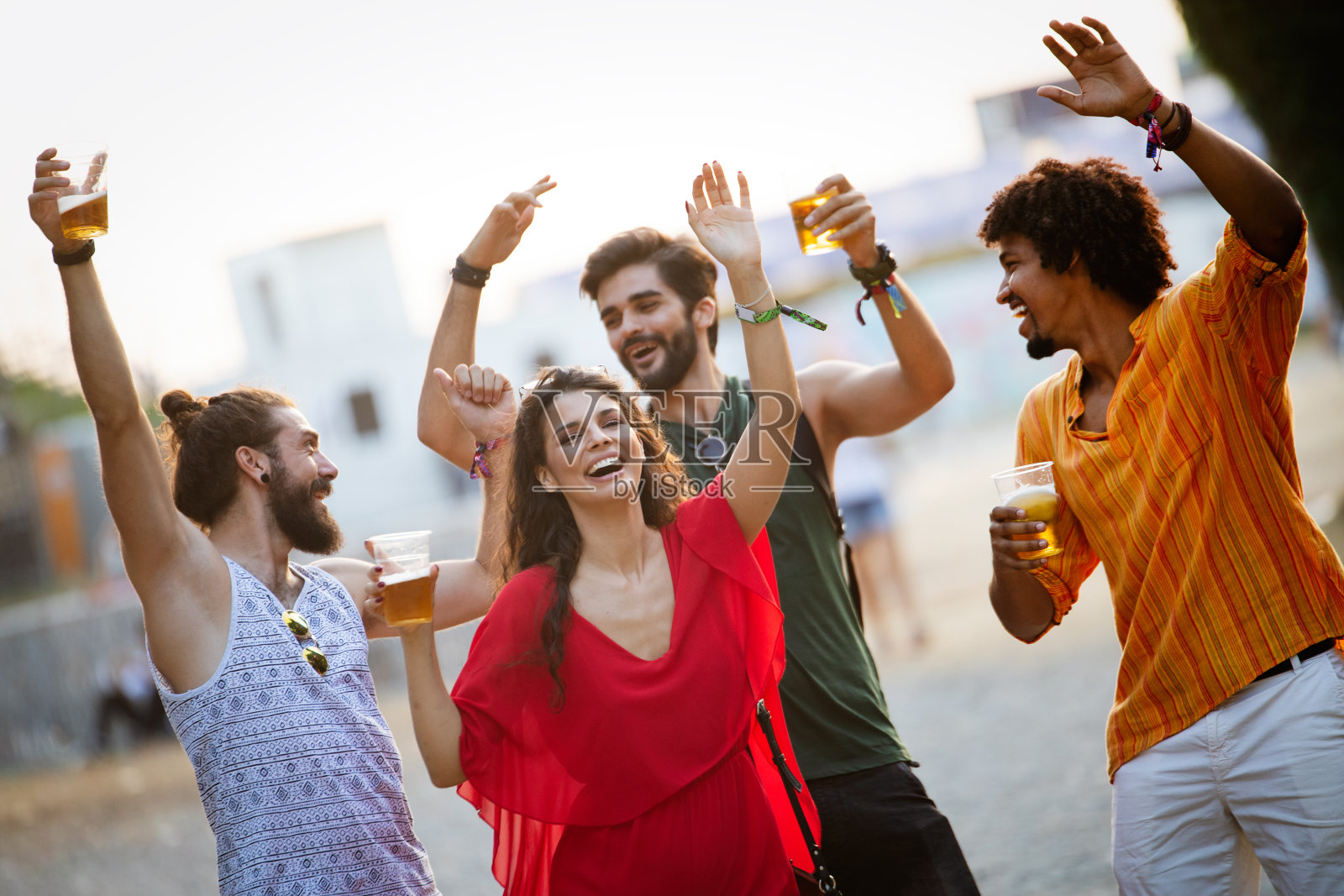 一群快乐的朋友一起玩,一起旅行,一起微笑照片摄影图片