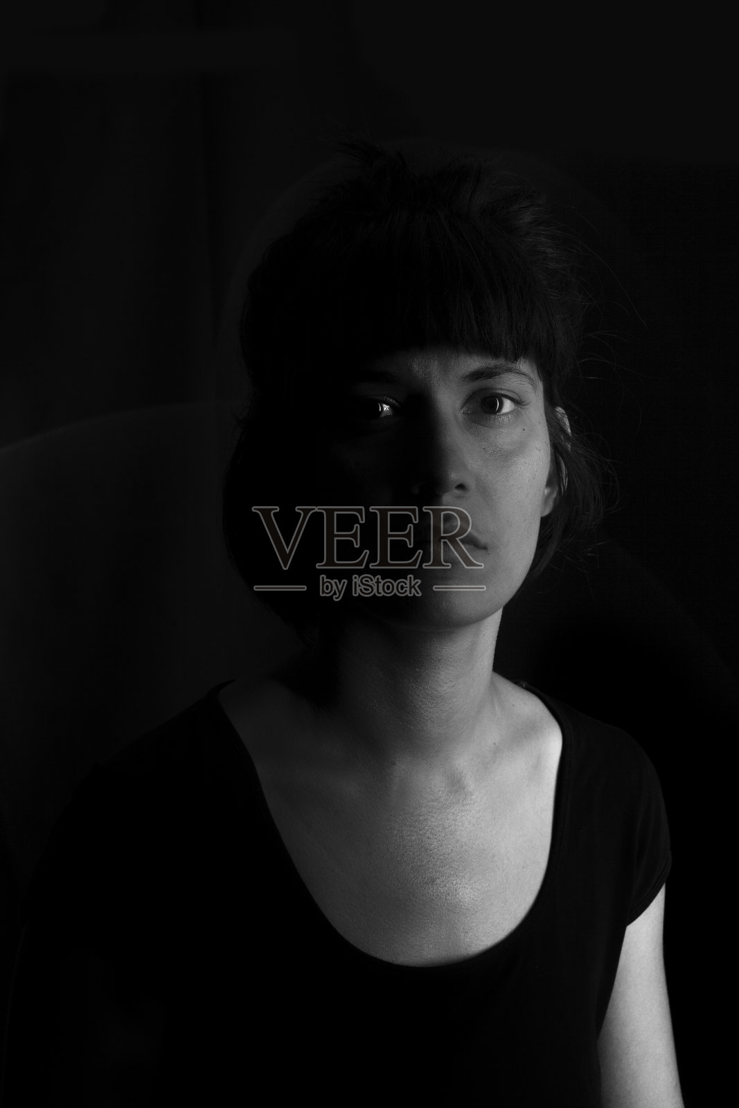 一个印度女孩的戏剧性的肖像照片摄影图片