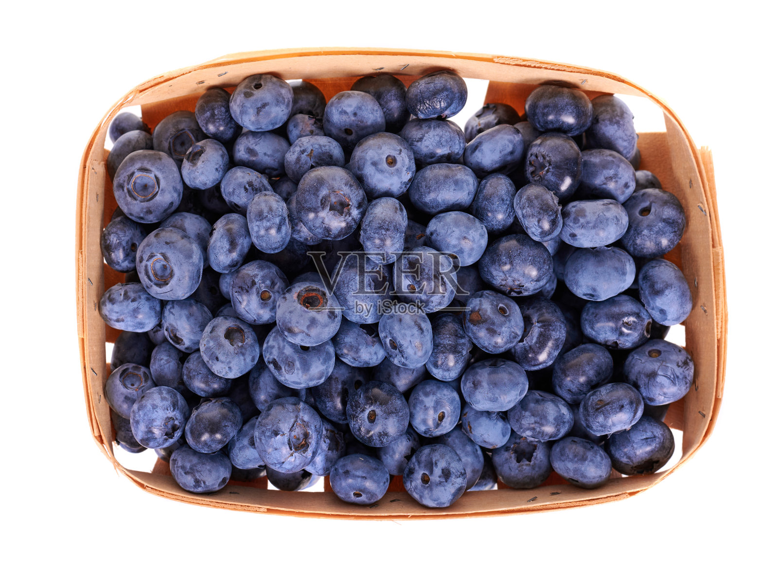 新鲜的生蓝莓放在木篮子里,孤立在白色背景上。照片摄影图片