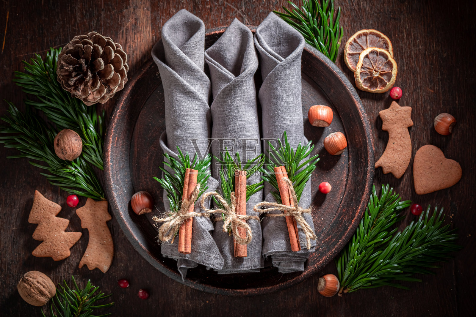 有创意的圣诞餐桌布置,餐巾和姜饼饼干照片摄影图片