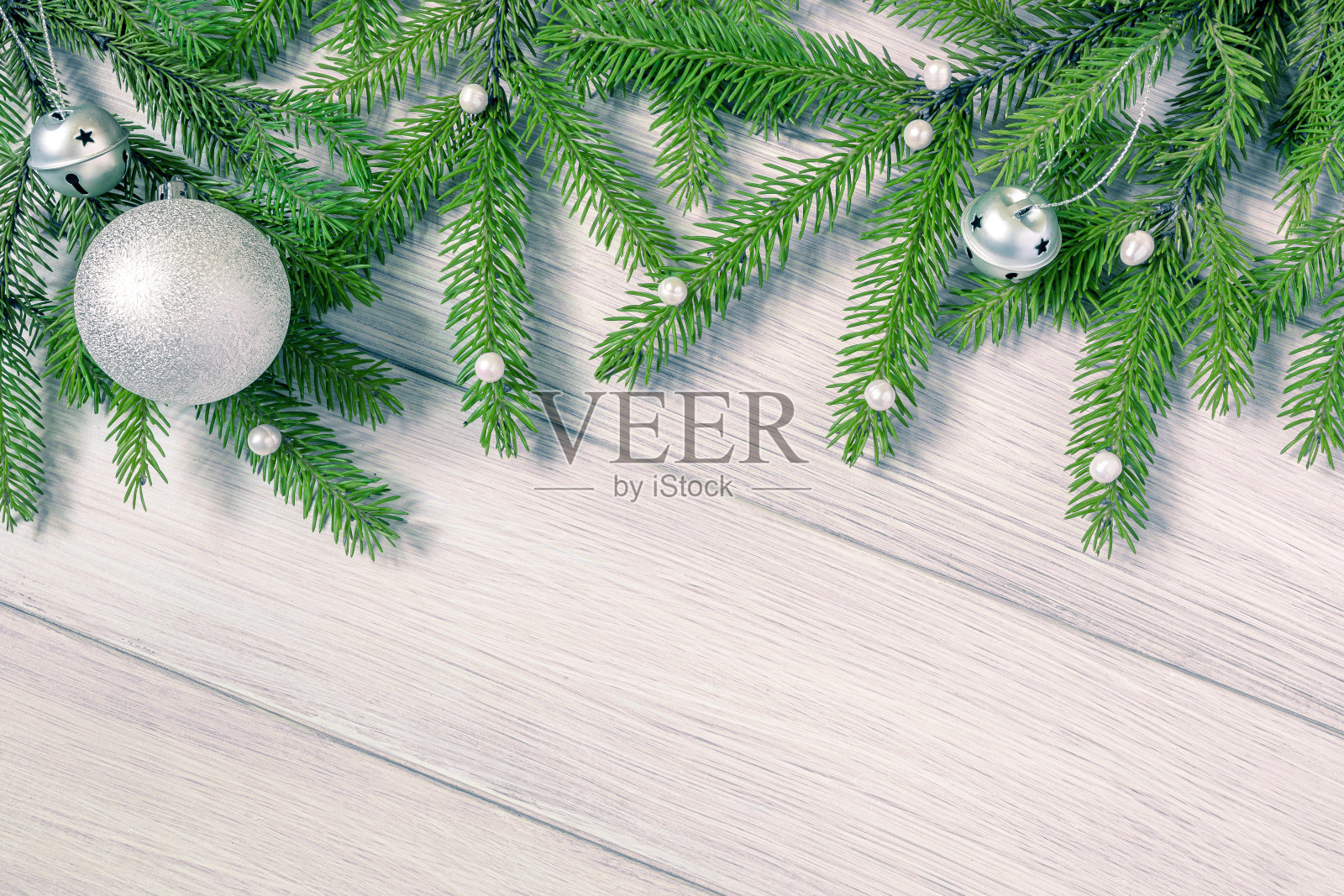 圣诞节或新年背景:杉木树枝和圣诞玩具放在白色的木板上。副本的空间。照片摄影图片