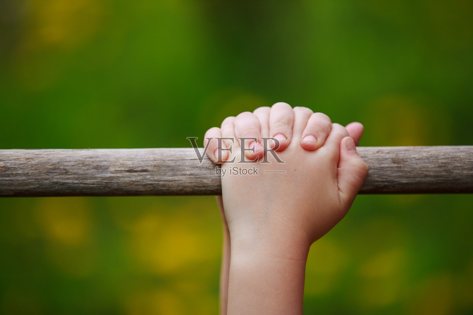 孩子的手紧紧抓住一根棍子的特写照片摄影图片